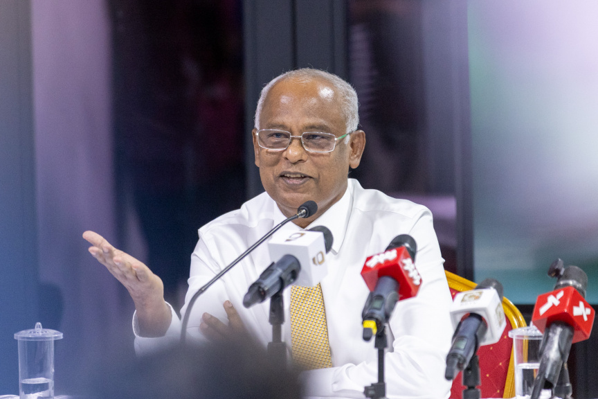 ކުރީގެ ރައީސް މުޙައްމަދު ނަޝީދާއި ރައީސް ޔާމީންގެ އިތުރުން ކުރީގެ ރައީސް ޞާލިޙް އެކުގައި ބައްދަލުކުރެއްވުން: ތިން ރައީސުން ވިދާޅުވީ އެއް މޭޒަކަށް އައީ ނޫސްވެރިކަމުގެ ދިފާއުގައި ކަމަށް-- ސަން ފޮޓޯ: ޝާތިއު 