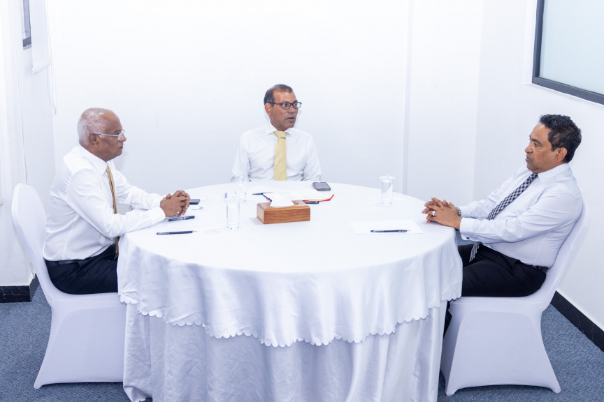 ކުރީގެ ރައީސް މުޙައްމަދު ނަޝީދާއި ރައީސް ޔާމީންގެ އިތުރުން ކުރީގެ ރައީސް ޞާލިޙް އެކުގައި ބައްދަލުކުރެއްވުން: ތިން ރައީސުން ވިދާޅުވީ އެއް މޭޒަކަށް އައީ ނޫސްވެރިކަމުގެ ދިފާއުގައި ކަމަށް-- ސަން ފޮޓޯ: ޝާތިއު 
