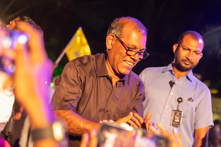 ކުރީގެ ރައީސް މުޚައްމަދު ނަޝީދު އެމްޑީޕީގެ ޗެއާޕާސަން އިންތިޚާބު ކާމިޔާބު ކުރެއްވުމަށް ފަހު އުފާފާޅު ކުރައްވަނީ: ނަޝީދު މި އިންތިޚާބު ކާމިޔާބު ކުރެއްވީ 68 ޕަސެންޓުން-- ސަން ފޮޓޯ: ޝާތިއު އަބްދުالله