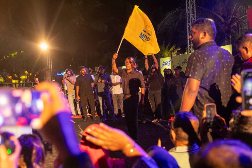 ކުރީގެ ރައީސް މުޚައްމަދު ނަޝީދު އެމްޑީޕީގެ ޗެއާޕާސަން އިންތިޚާބު ކާމިޔާބު ކުރެއްވުމަށް ފަހު އުފާފާޅު ކުރައްވަނީ: ނަޝީދު މި އިންތިޚާބު ކާމިޔާބު ކުރެއްވީ 68 ޕަސެންޓުން-- ސަން ފޮޓޯ: ޝާތިއު އަބްދުالله