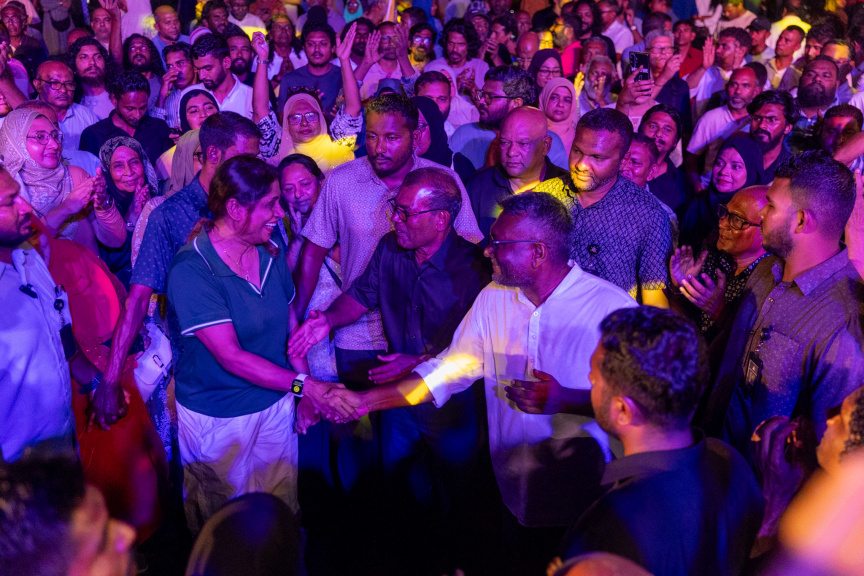 ކުރީގެ ރައީސް މުޚައްމަދު ނަޝީދު އެމްޑީޕީގެ ޗެއާޕާސަން އިންތިޚާބު ކާމިޔާބު ކުރެއްވުމަށް ފަހު އުފާފާޅު ކުރައްވަނީ: ނަޝީދު މި އިންތިޚާބު ކާމިޔާބު ކުރެއްވީ 68 ޕަސެންޓުން-- ސަން ފޮޓޯ: ޝާތިއު އަބްދުالله