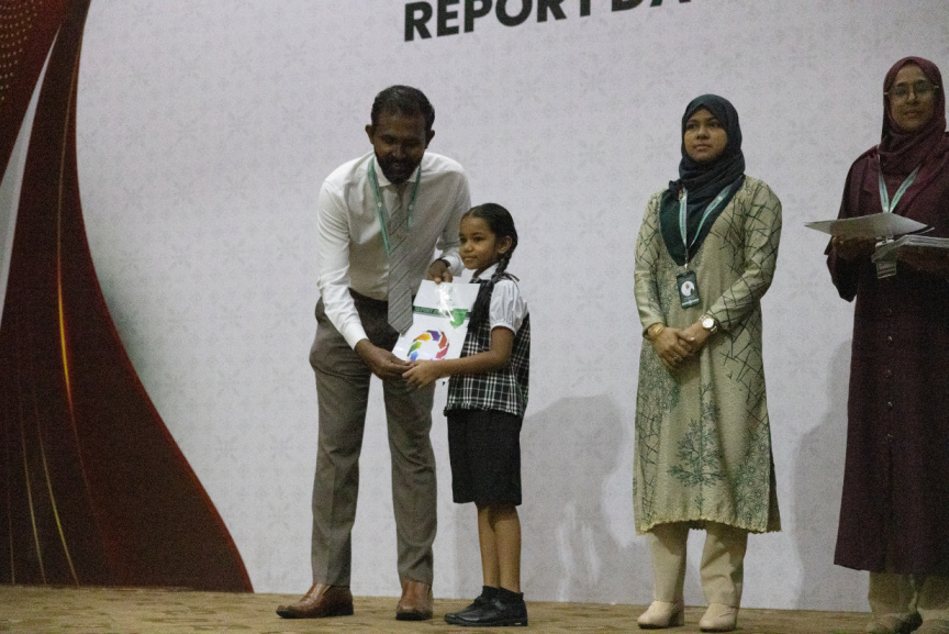 ފުރަތަމަ ޓާމްގެ ކިޔެވުން ނިންމައި ރިޕޯޓް ފޯމް ދިނުން: ކިޔަވާ ކުދިން މިއަދުން ފެށިގެން ވަނީ ދެ ހަފުތާގެ ޗުއްޓީއަކަށް ގޮސްފައި-- ސަން ފޮޓޯ: މުޙައްމަދު އިހުސާން ހުސައިން
