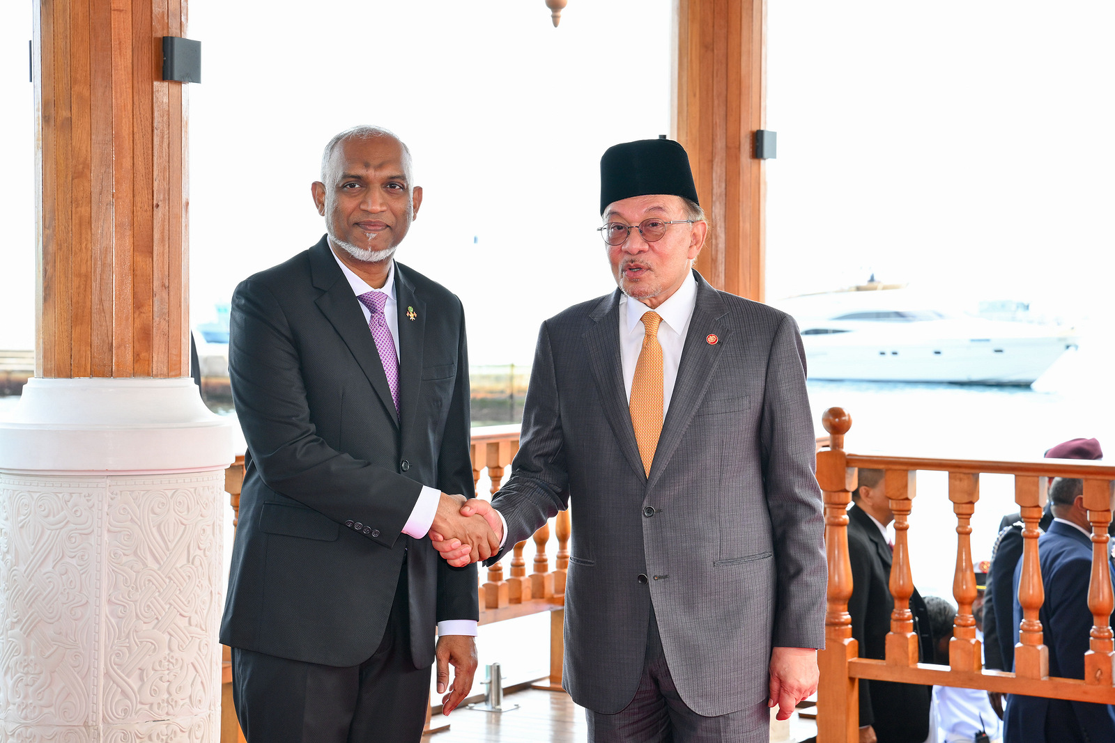 މެލޭޝިއާގެ ބޮޑުވަޒީރު އަންވަރު އިބްރާހިމަށް ރަސްމީ އިއްޒަތުގައި މަރުހަބާ ދެންނެވުން -- ފޮޓޯ: ރައީސް އޮފީސް