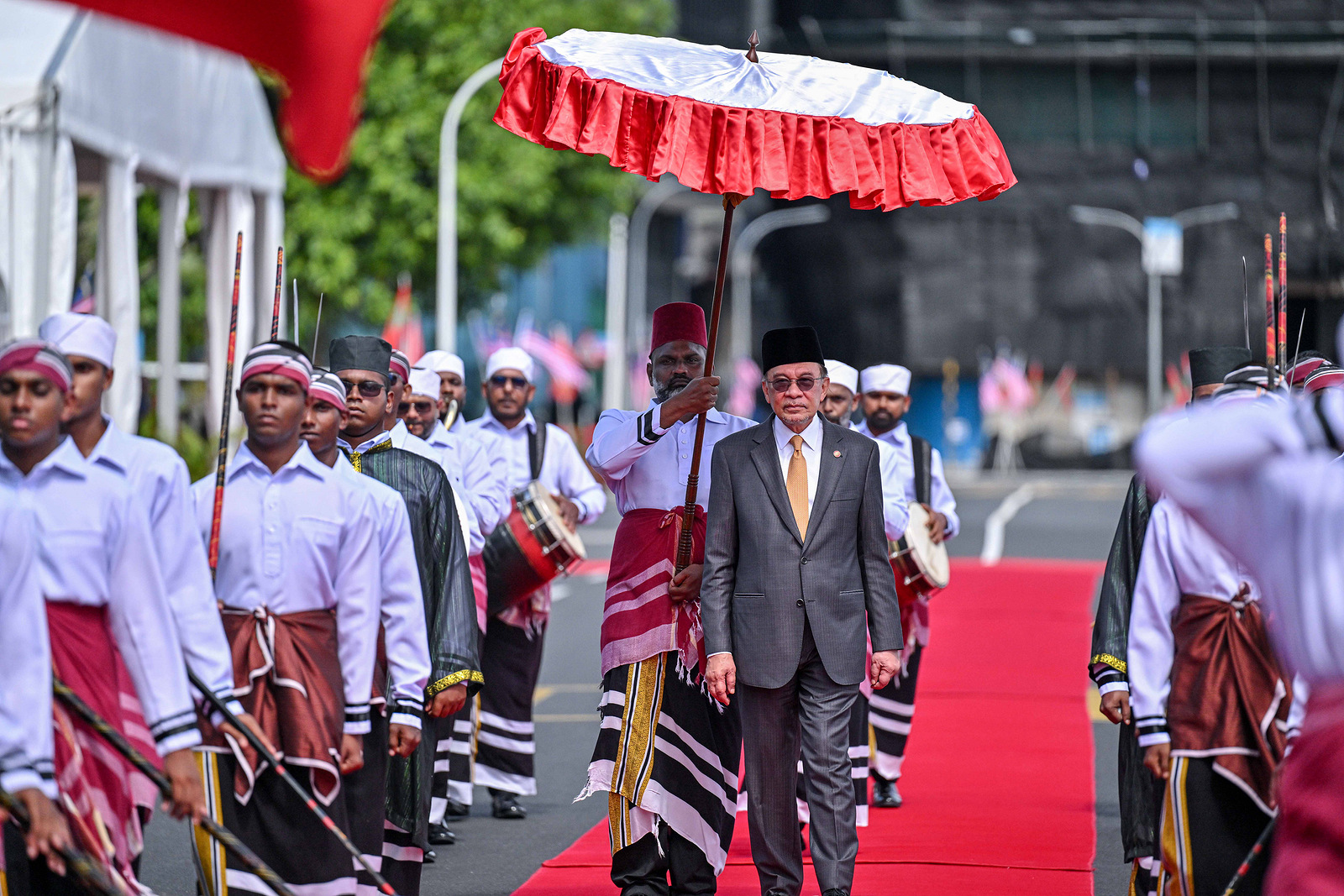 މެލޭޝިއާގެ ބޮޑުވަޒީރު އަންވަރު އިބްރާހިމް ރަސްމީ އިއްޒަތުގައި ހަތްކޮޅުގައި ރައީސް އޮފީހަށް ވަޑައިގަންނަވަނީ -- ފޮޓޯ: ރައީސް އޮފީސް