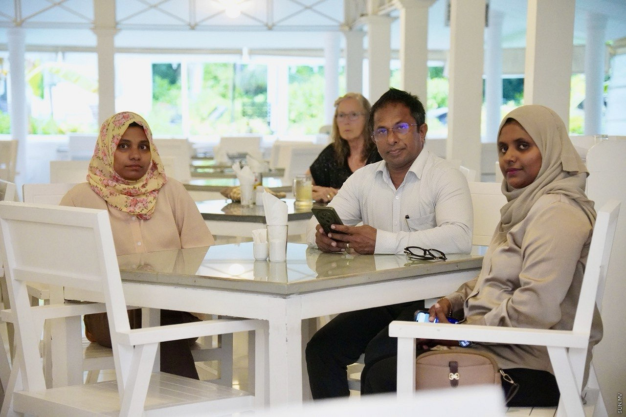 14 އޮކްޓޯބަރު 2026: އައްޑޫ ސިޓީގައި ސަން ސިޔާމް މީޑިއާގެ ބިއުރޯ އިފްތިތާހުކުރުމަށް ބޭއްވި ހަފްލާގެ ތެރެއިން ބައެއް މެހެމާނުން -- ސަން ފޮޓޯ
