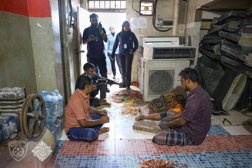 Immigration detains 14 migrants selling old metals