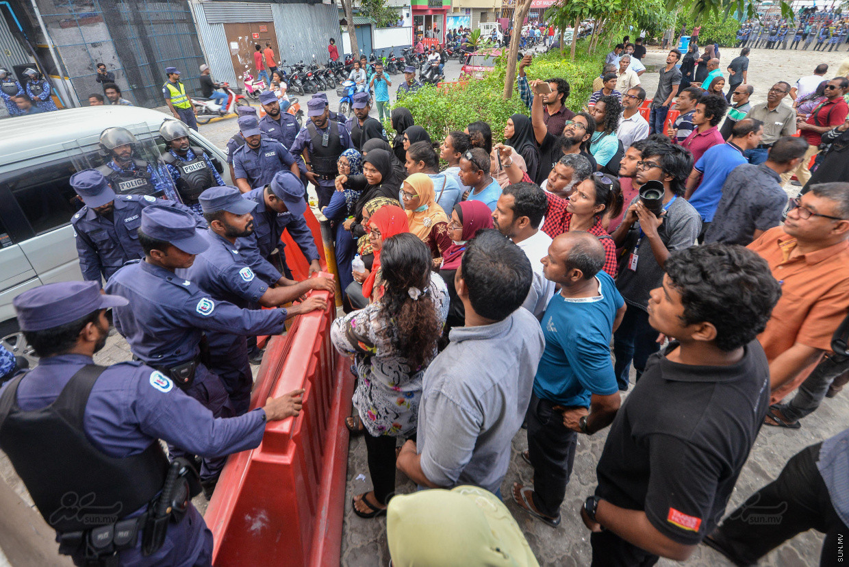 16 ފެބްރުއަރީ 2018: އިދިކޮޅު ފަރާތްތަކުން "ވޯމްއަޕް" ގެ ނަމުގައި މާލޭގައި ކުރިޔަށްގެންދާ އެއްވުމުގެ ތެރެއިން --- ސަން ފޮޓޯ/ މުހައްމަދު އަފްރާހް 