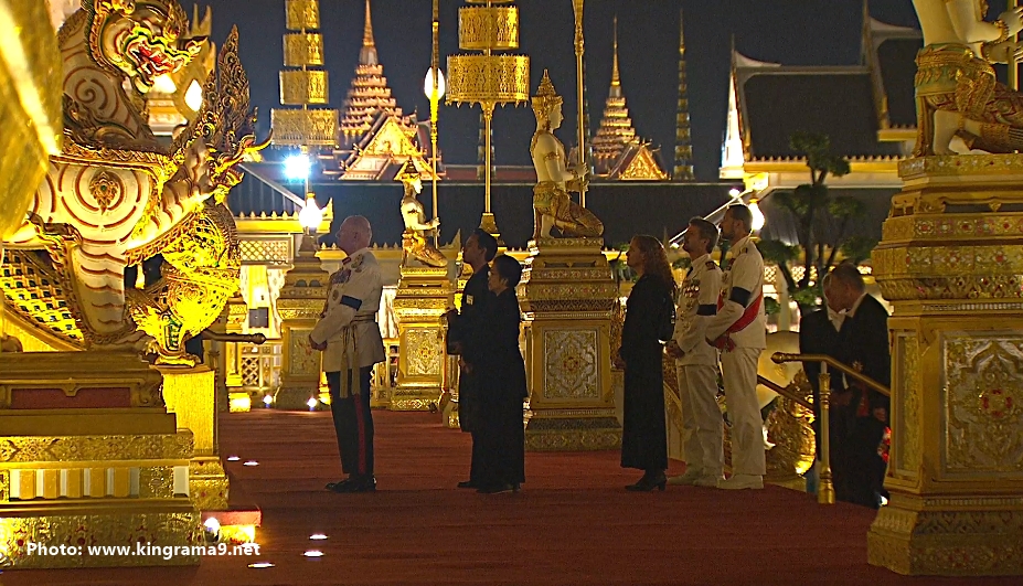 offrandes crémation roi thailande