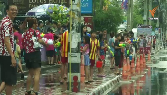 คูเมืองเชียงใหม่คึกคัก ปชช.- นักท่องเที่ยวร่วมเล่นน้ำสงกรานต์