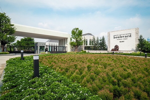 Bangkok Boulevard Srinakarin Bangna Entrance