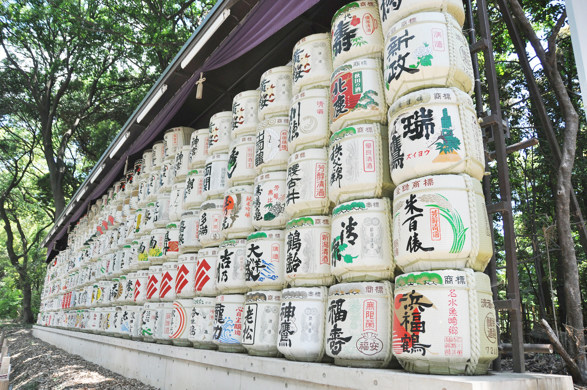 Kuil Meiji Jingu yang terletak di dekat stasiun Harajuku.