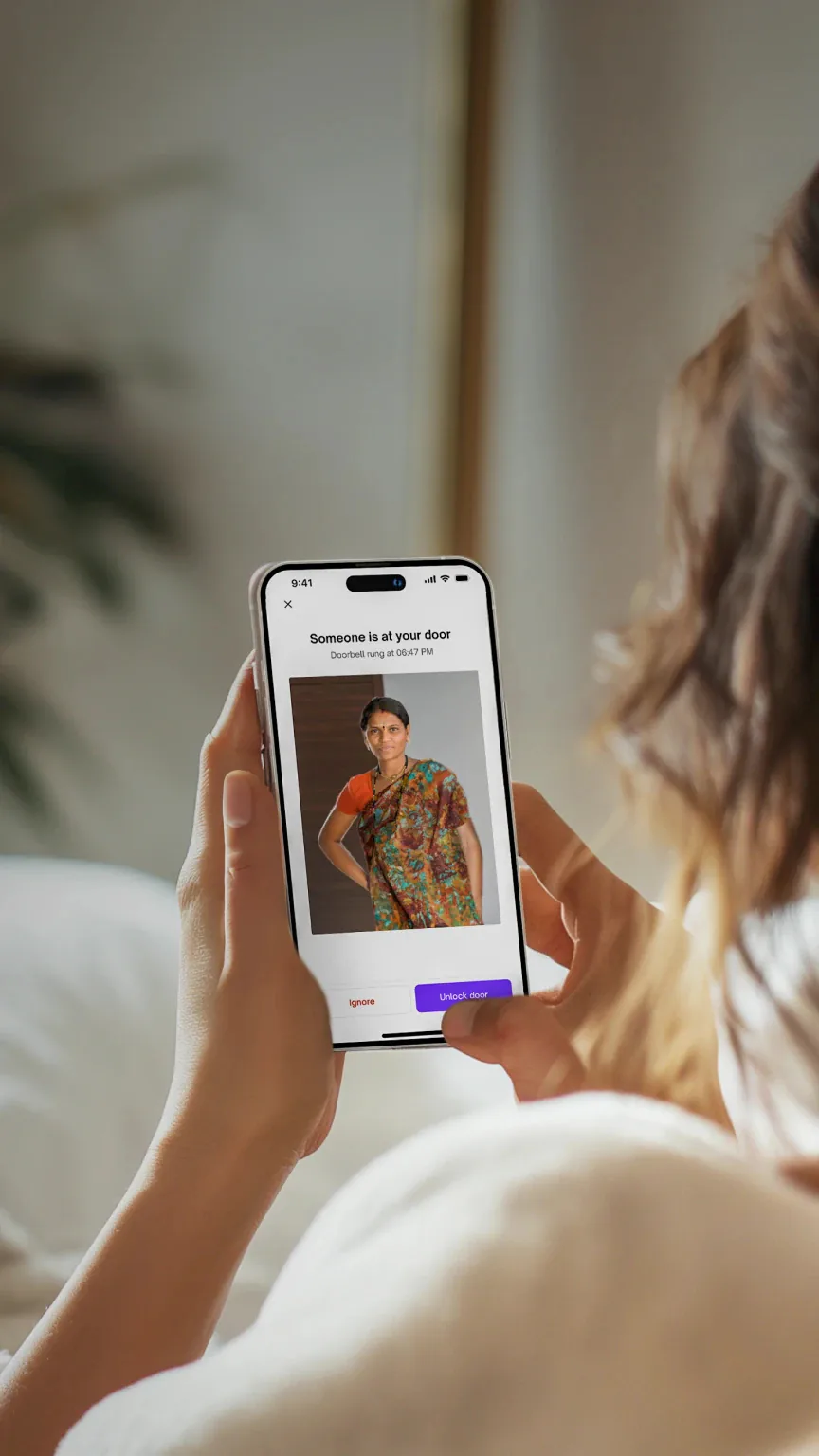 Native Lock Pro: Woman in bed with phone.