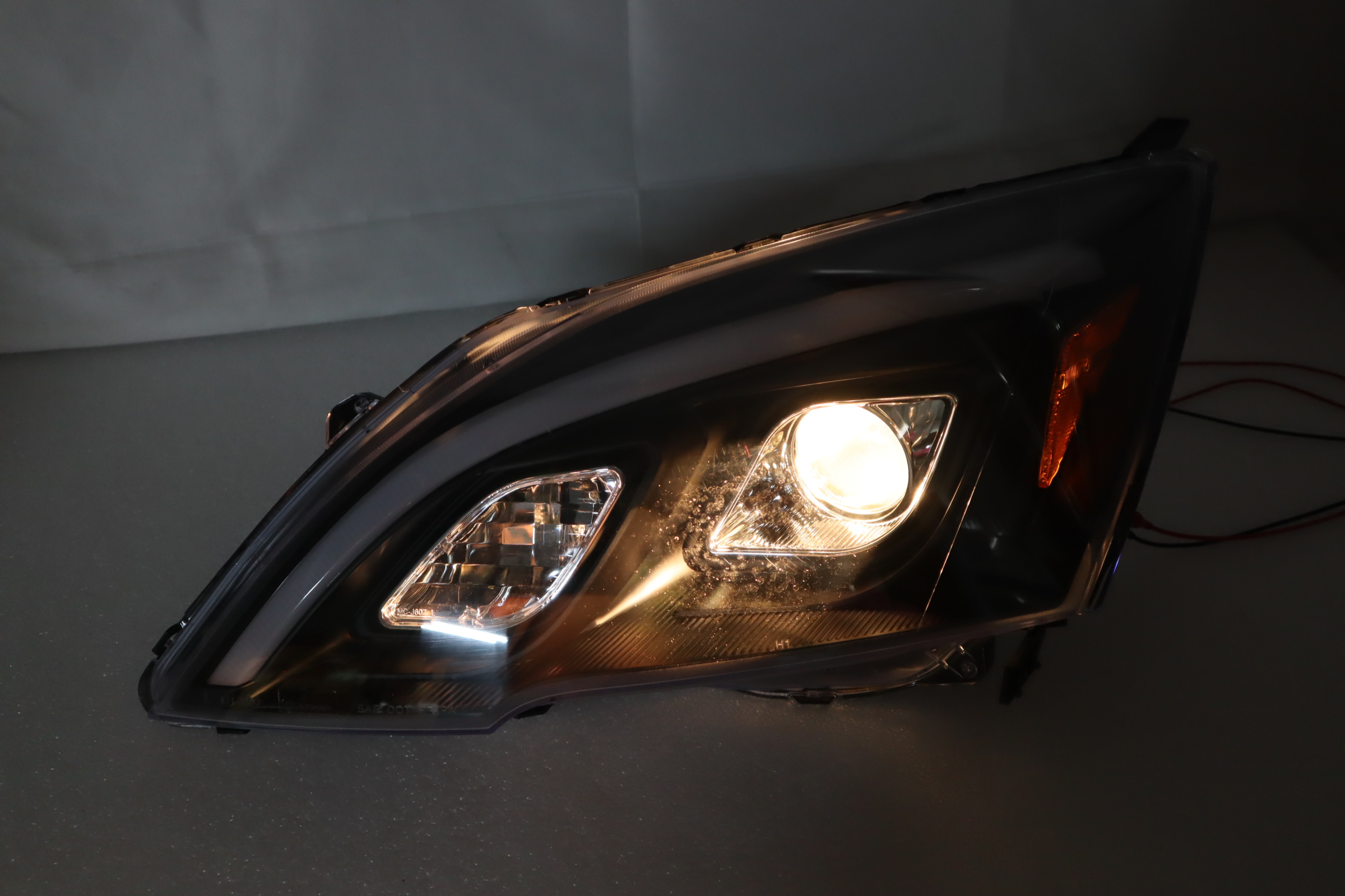 For 07-11 Honda CR-V Projector Headlights – Chrome Housing With Amber Corner – Halogen