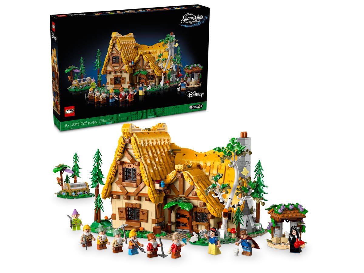 LEGO Disney Series 43242 Snow White and the Seven Dwarfs' Cottage