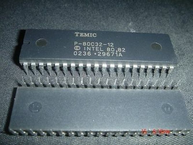 TEMIC P-80C32-12 DIP40 CMOS 0 to 44 MHz Single-chip 8 Bit