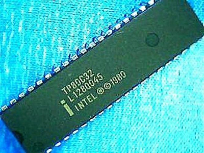 INTEL TP80C32 DIP-40 CHMOS SINGLE-CHIP 8-BIT