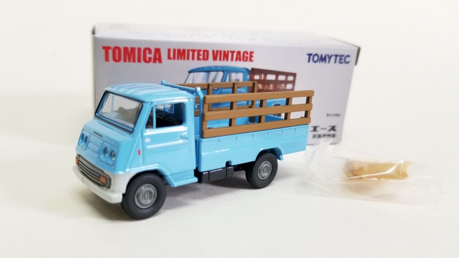 TOMYTEC Tomica LTD Vintage NEO Diecast LV-72b Toyota Livestock Transport Vehicle