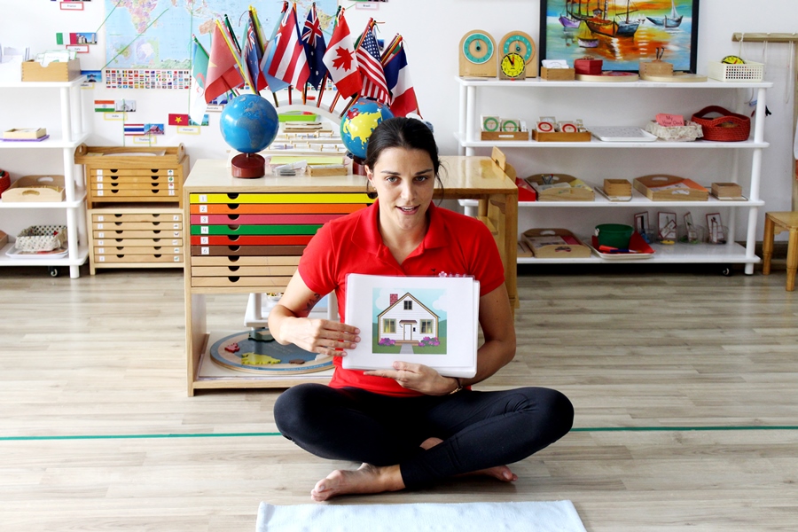 Trong các giờ học tiếng Anh ở Sakura Montessori, giáo viên bản ngữ luôn khơi gợi sự hứng thú khám phá ngôn ngữ ở các bạn nhỏ với những minh họa sinh động và ấn tượng.