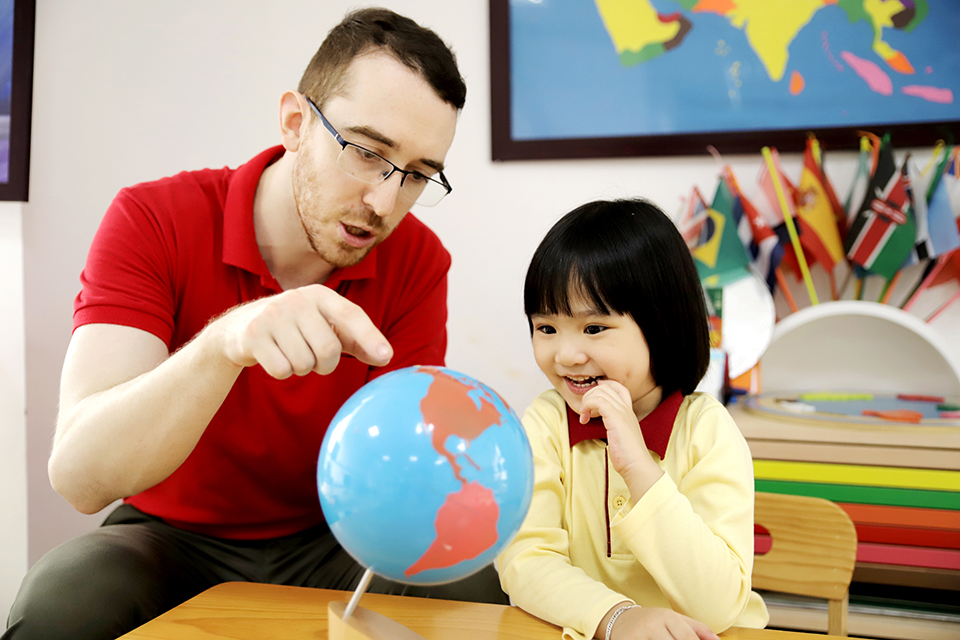 Học sinh Sakura Montessori khám phá những điều thú vị xoay quanh quanh nhiều chủ đề khác nhau cùng giáo viên bản ngữ