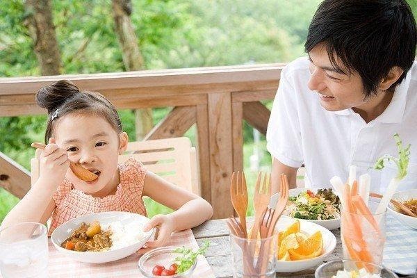 chế dộ dinh dưỡng cho trẻ cần phù hợp và cân bằng