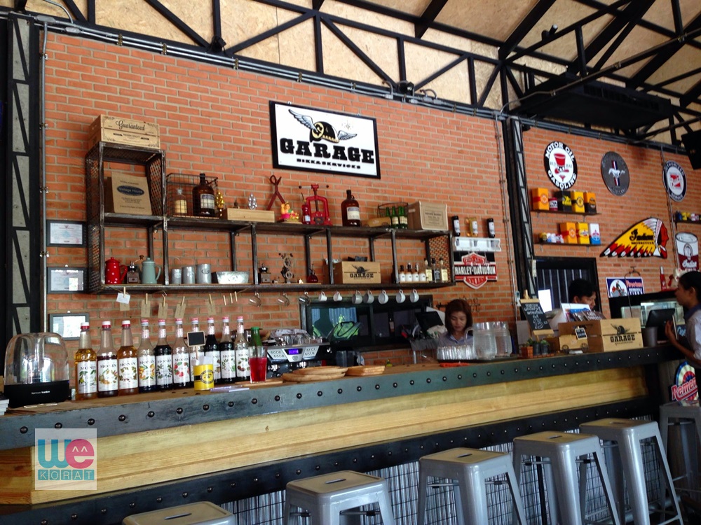 Garage Coffee & Restaurant กลางวันเป็นร้านกาแฟ กลางคืนก็กินดื่มสังสรรค์