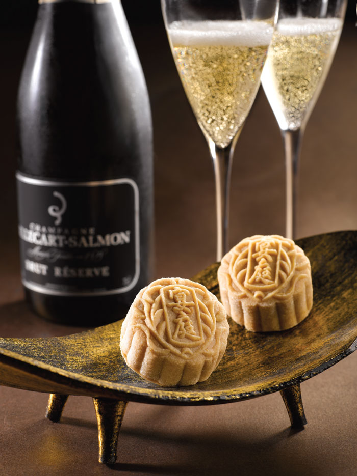 st-regis-royal-milk-tea-snowskin-mooncake-with-red-bean-paste-and-white-chocolate-champagne