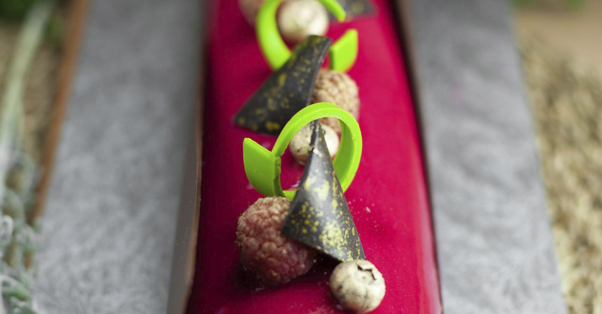 Oolong Raspberry Log Cake