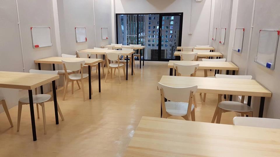 The Rabbit Hub - A Table for Group Study