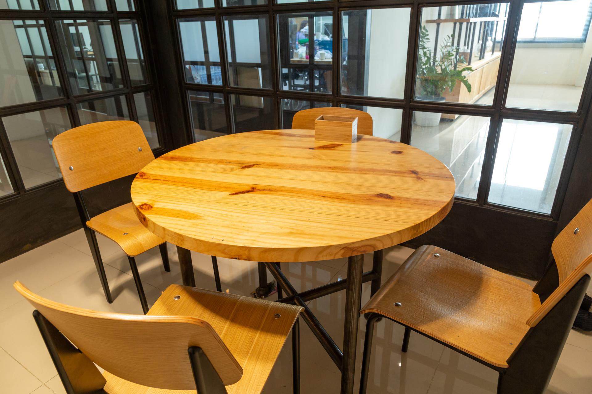 5 Persons Meeting Room