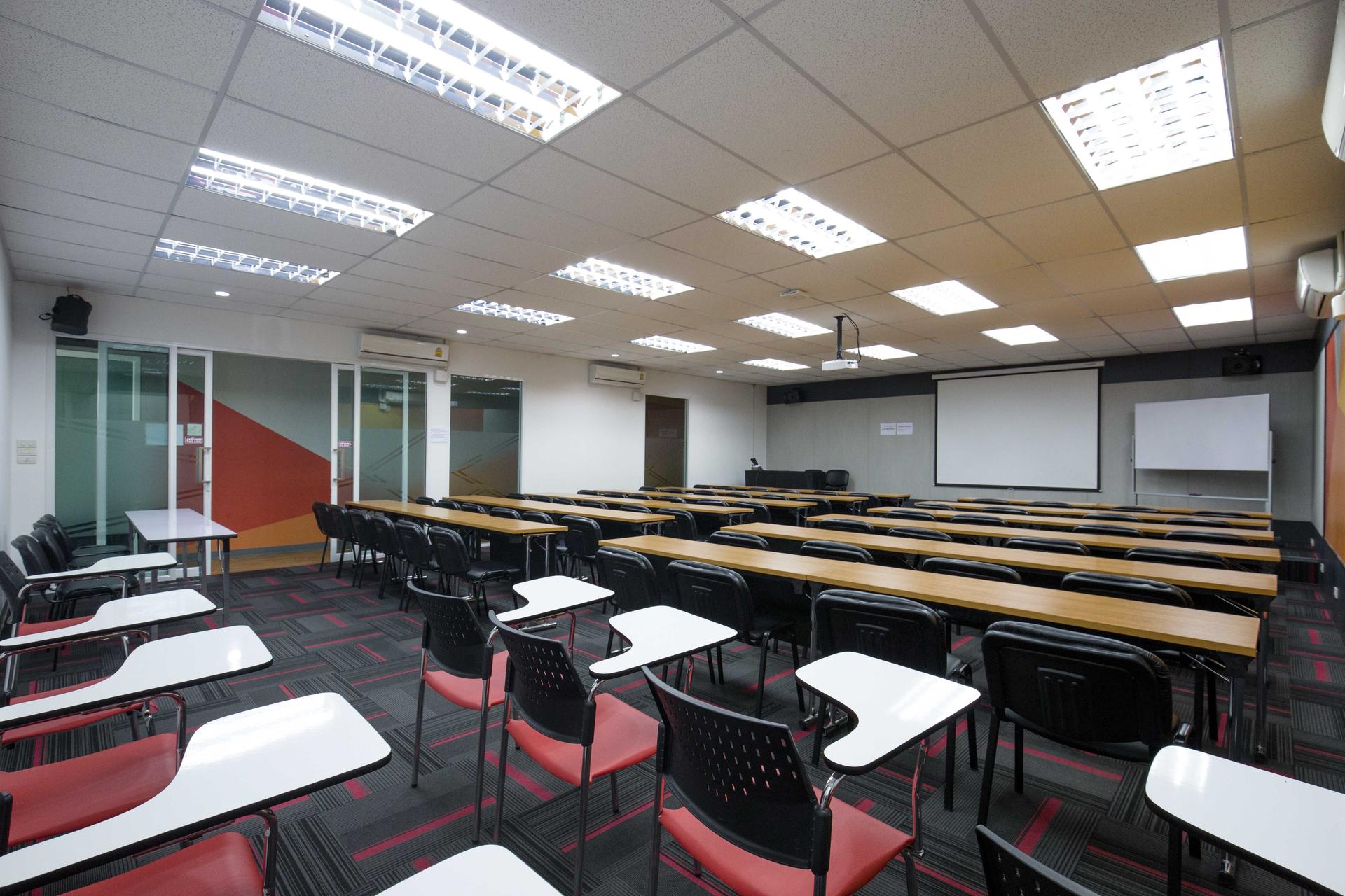 ห้องประชุมขนาดใหญ่ มีโต๊ะและเก้าอี้เสริม