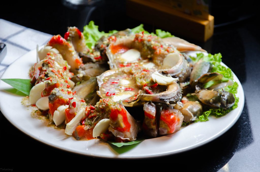 ปูไข่ดองเนื้อหวานๆ ไข่แน่นๆ เสริ์ฟพร้อมน้ำจิ้มสุดเด็ด