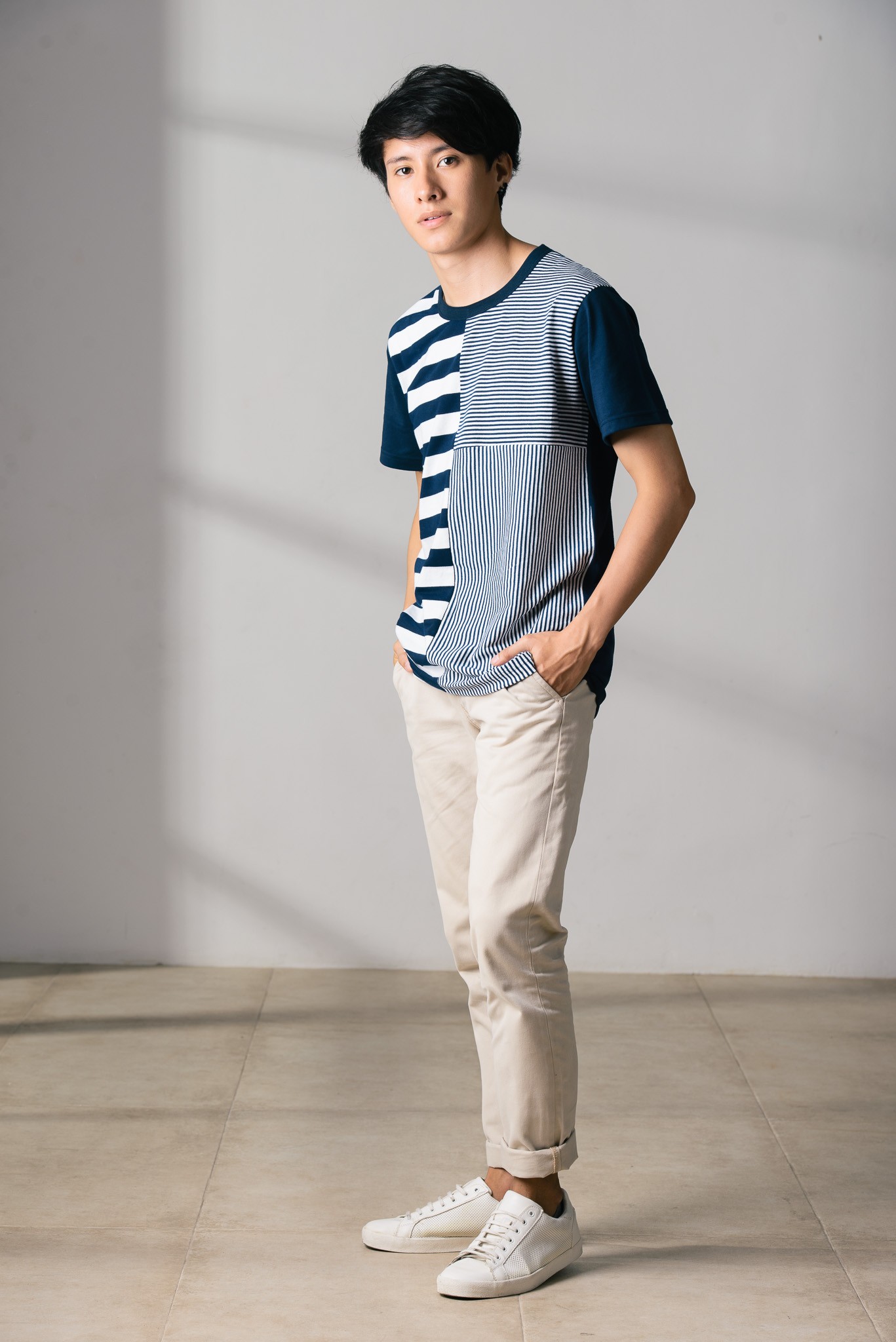 เสื้อยืดคอกลม แขนสั้น ลายทางตัดต่อ : 290 THB - WHATS UP -