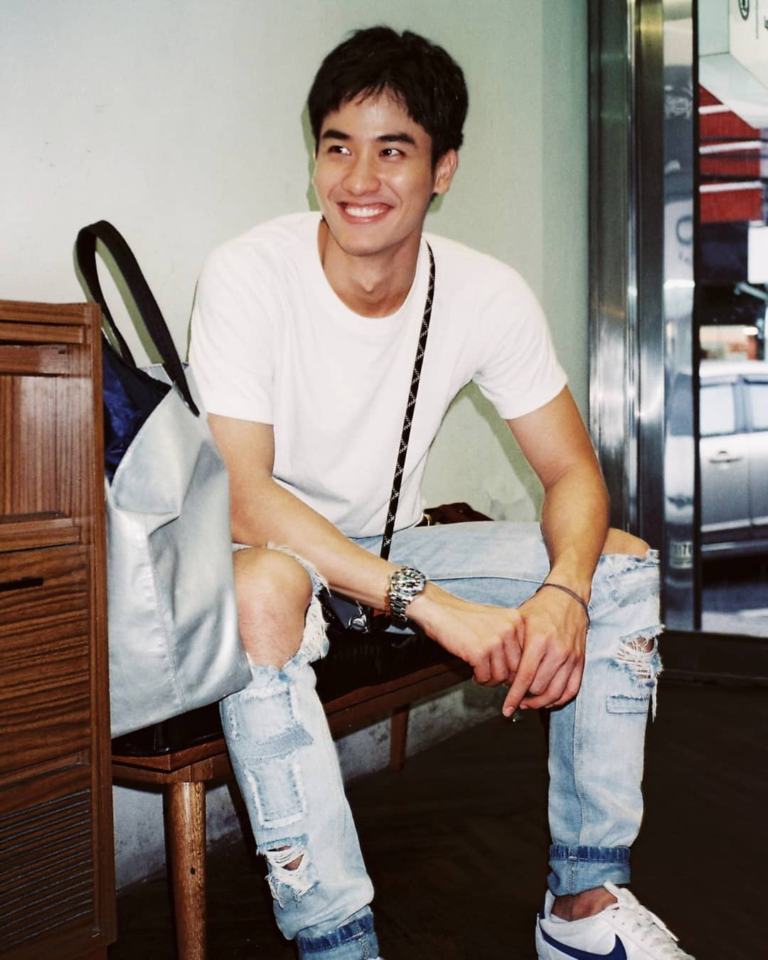 เสื้อขาว กางเกงยีนส์