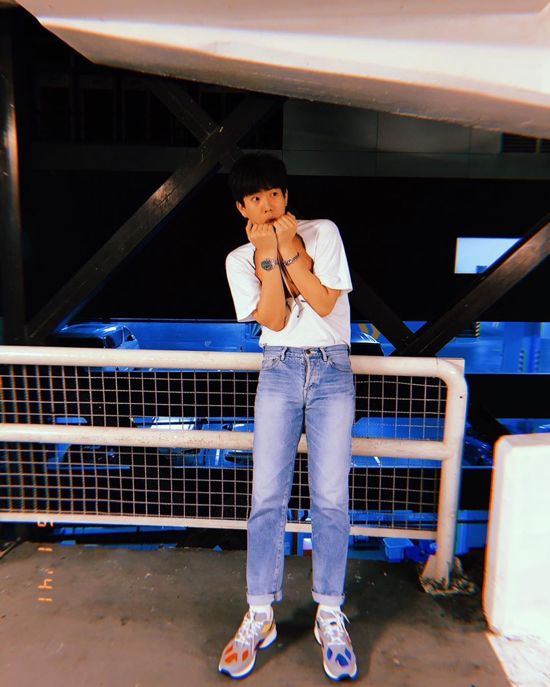 เสื้อขาว กางเกงยีนส์