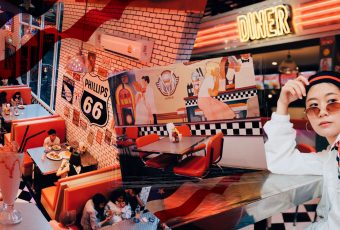 V8 Diner ย้อนเวลาทะลุไปรุ่นแม่กับคาเฟ่ยุค 90s