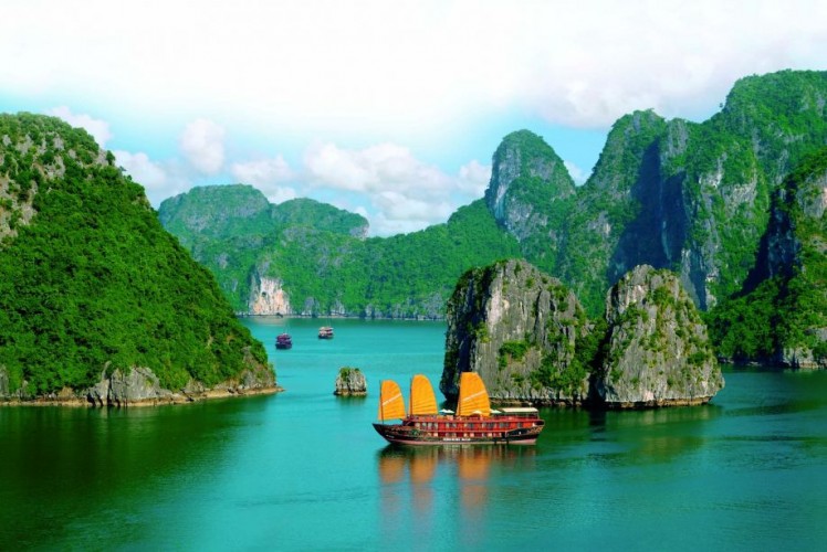 to raja singapore ampat from flight (SIC) Vietnam Cu Hanoi Chi in My Halong Saigon 6D5N Tho Tour