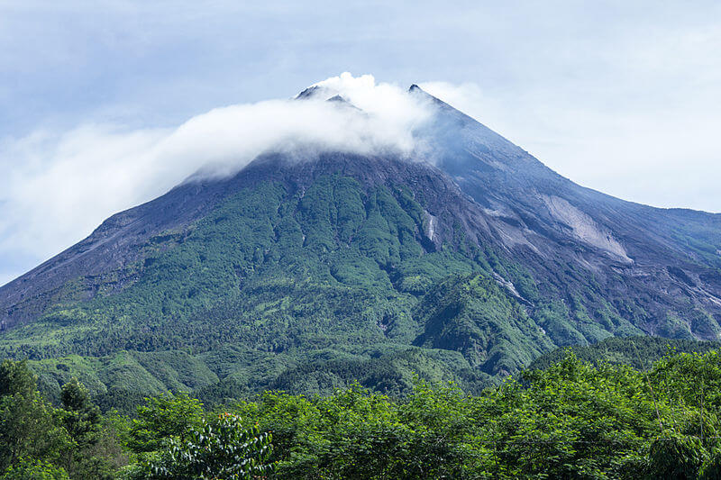 Gunung Merapi. Sumber: https://upload.wikimedia.org/wikipedia/commons/thumb/9/9d/Mount_Merapi_in_2014.jpg/800px-Mount_Merapi_in_2014.jpg