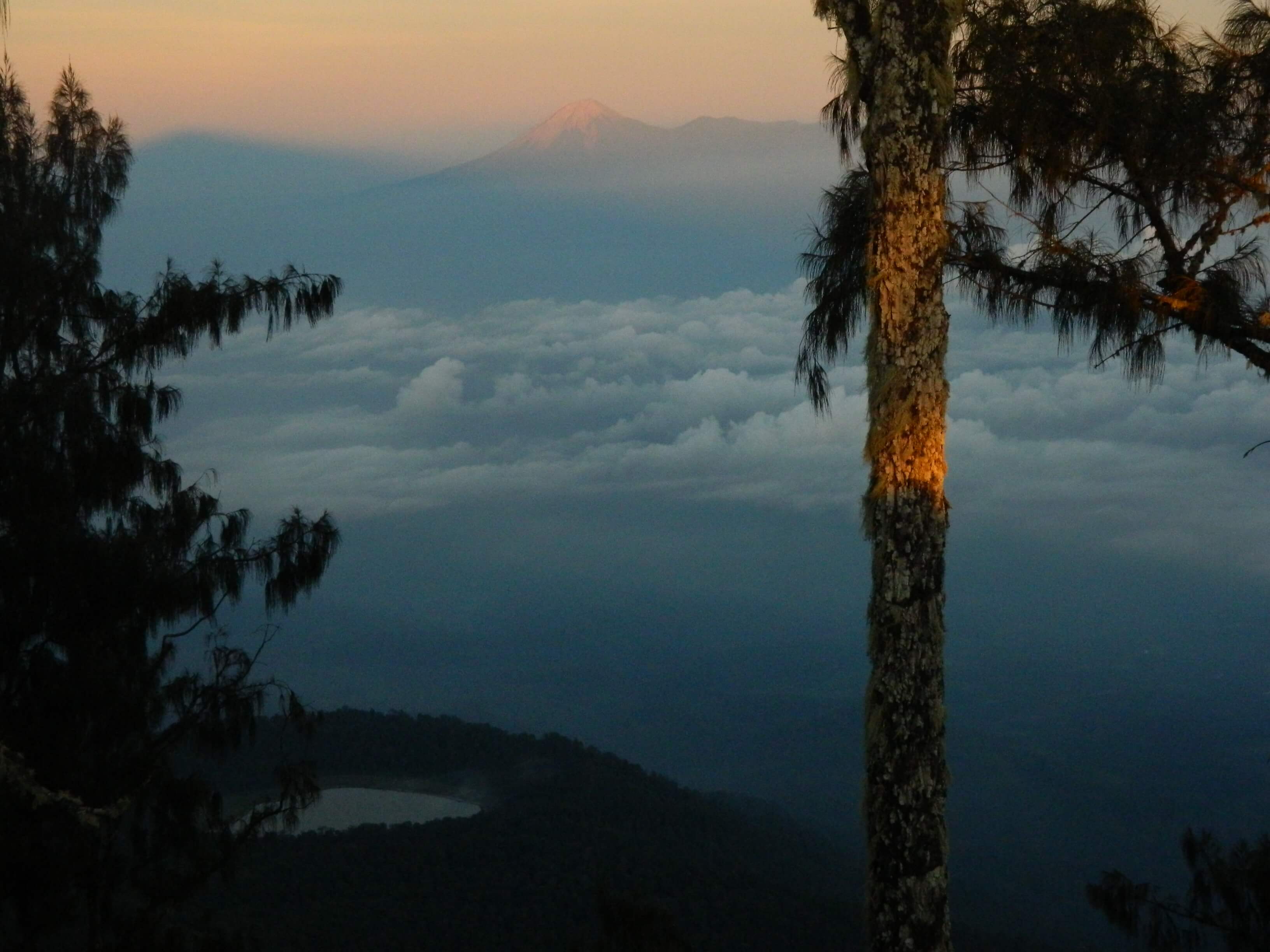 Danau taman Hidup dilihat dari Sadel Puncak Arca - Puncak Argopuro (foto : @afvendiant)