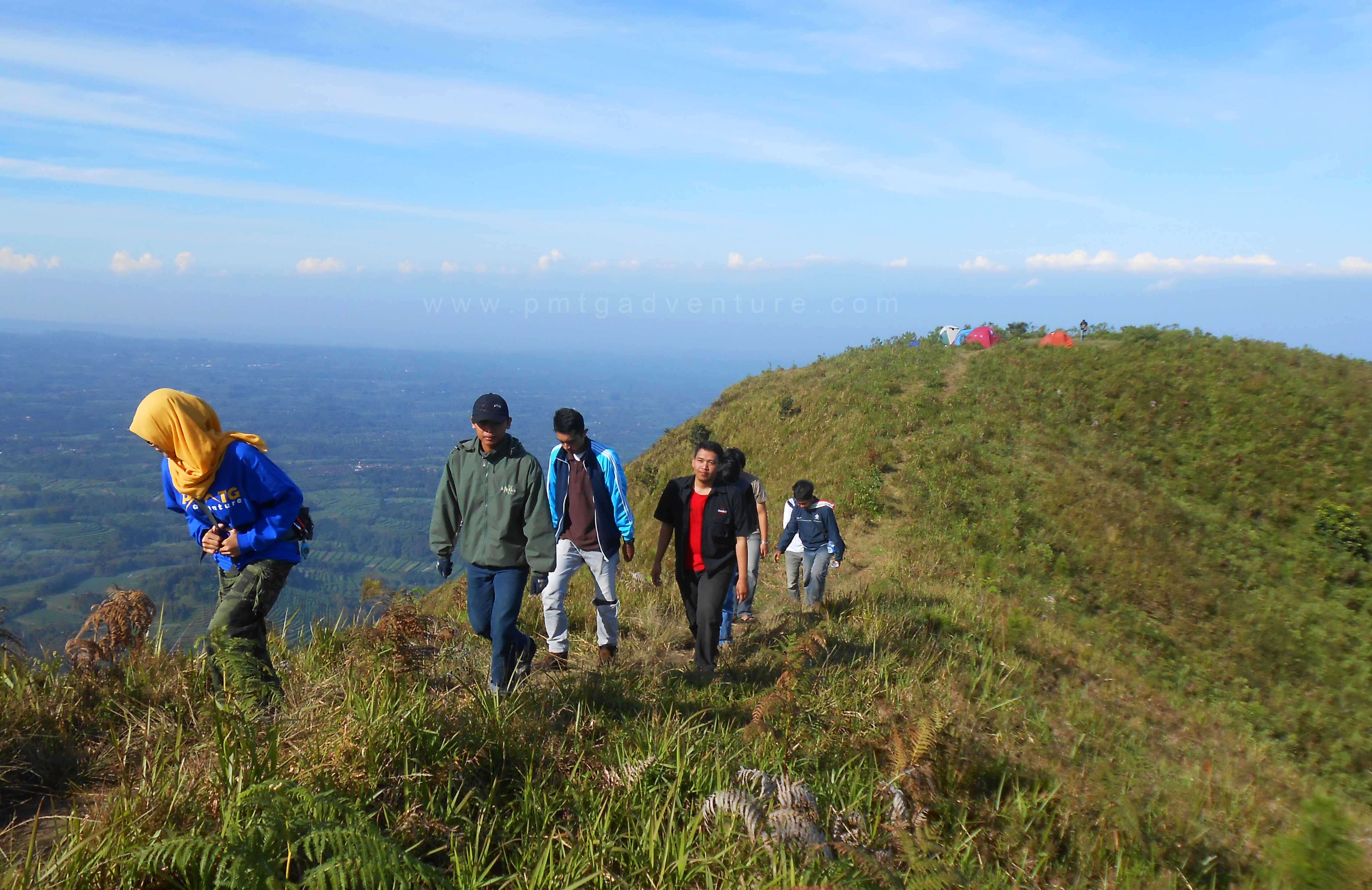 Andong Jaman Past, Masih sepi, masih hijau (foto oleh : @afvendiant)