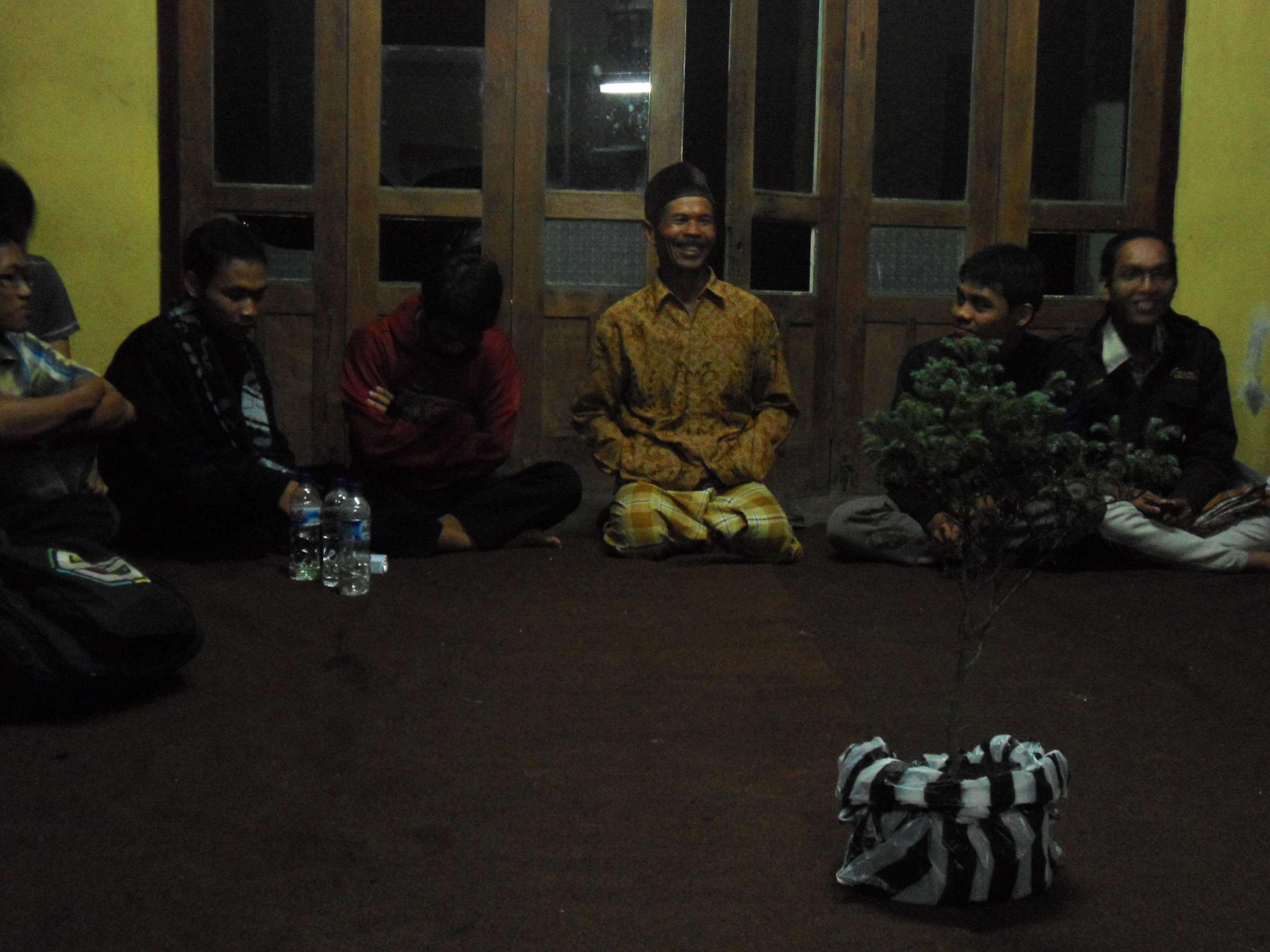Pak Bayan (Pak Kadus Sawit) saat menyambut acara Penanaman di Gunung Andong oleh BEM Pendidikan Biologi UIN Jogja (Foto : @afvendiant/ BEM Pbio UIN Jogja)