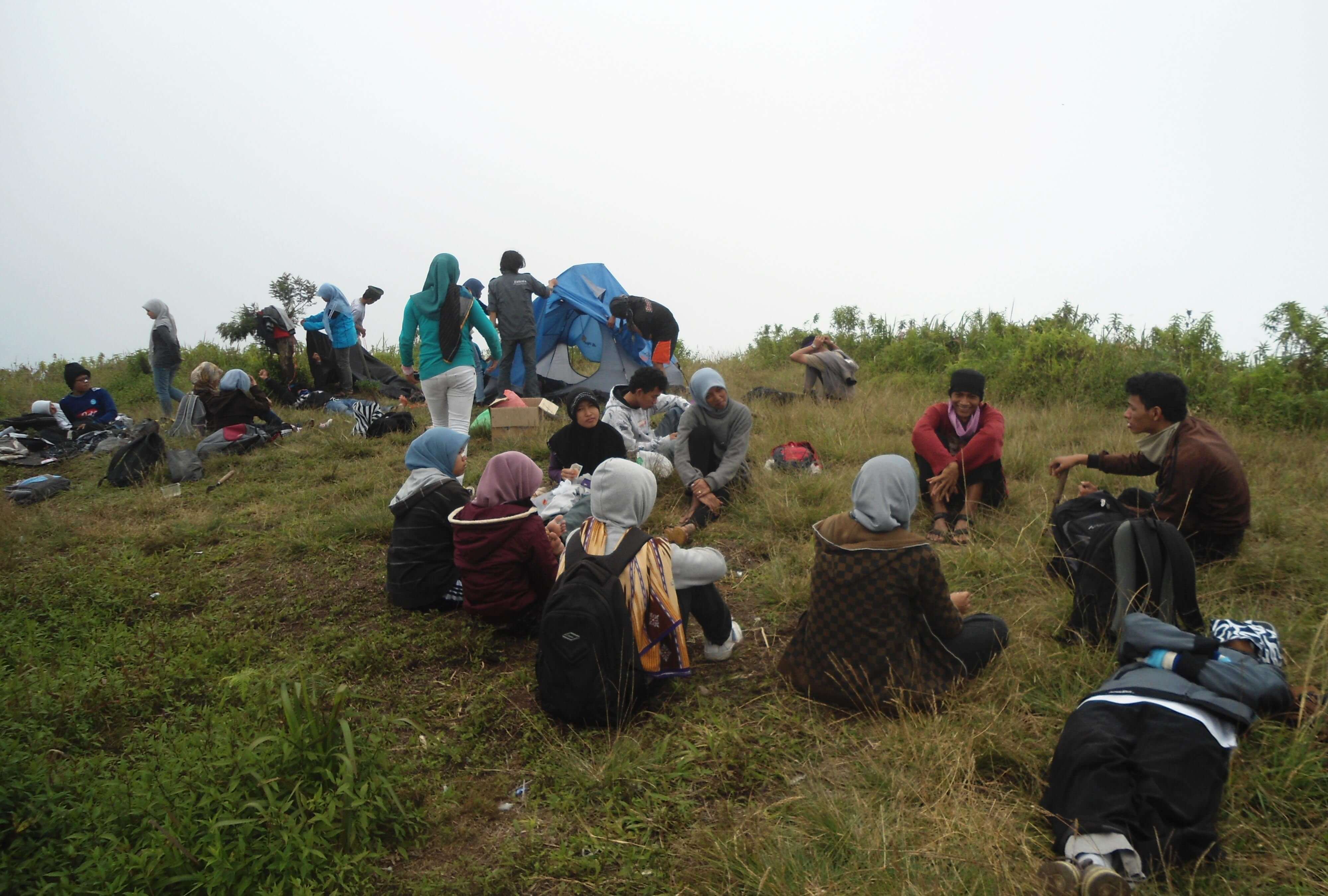 Saat campsite masih Bok*ng Friendly karena masih ditumbuhi rumput tebal, 3 Juli 2012 (Foto oleh : @afvendiant/ BEM Pbio UIN Jogja 2012)