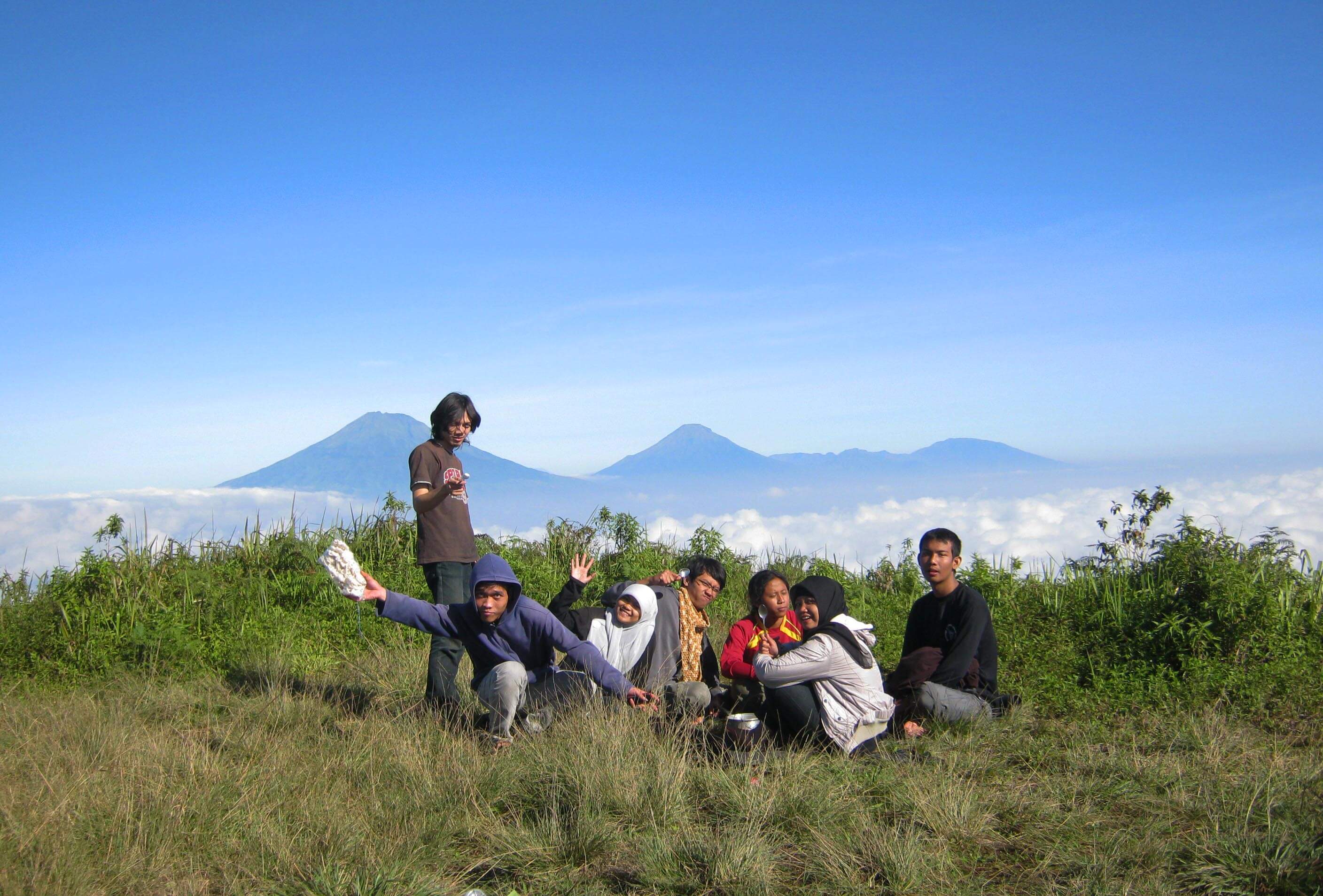 Makan di atas rumput Campsite Andong,29 Juni 2012 (Foto oleh : Timer/ Mang Unrung Biolaska)