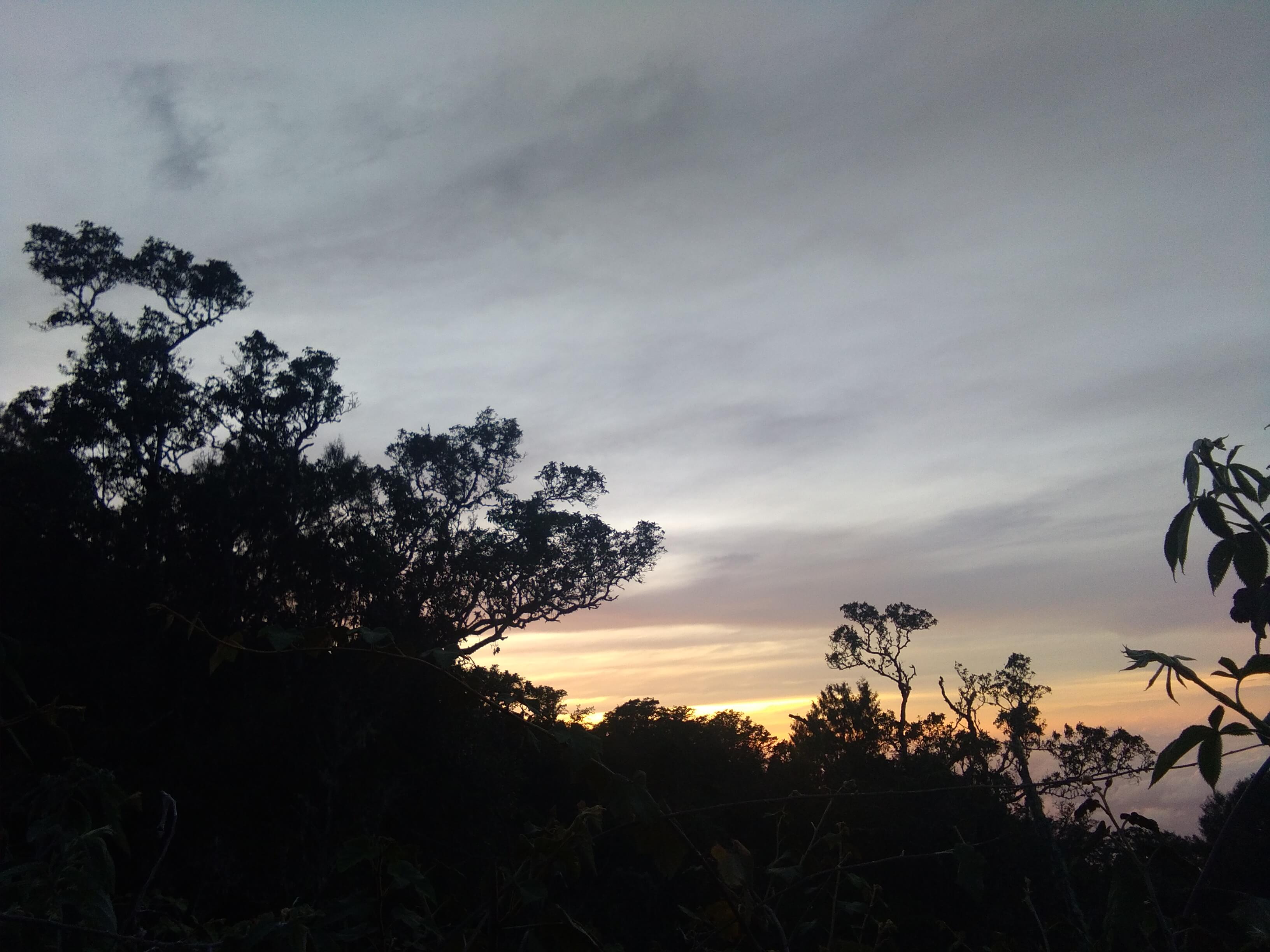 Sunrise di atas Pos 5 (Foto oleh : @afvendiant)