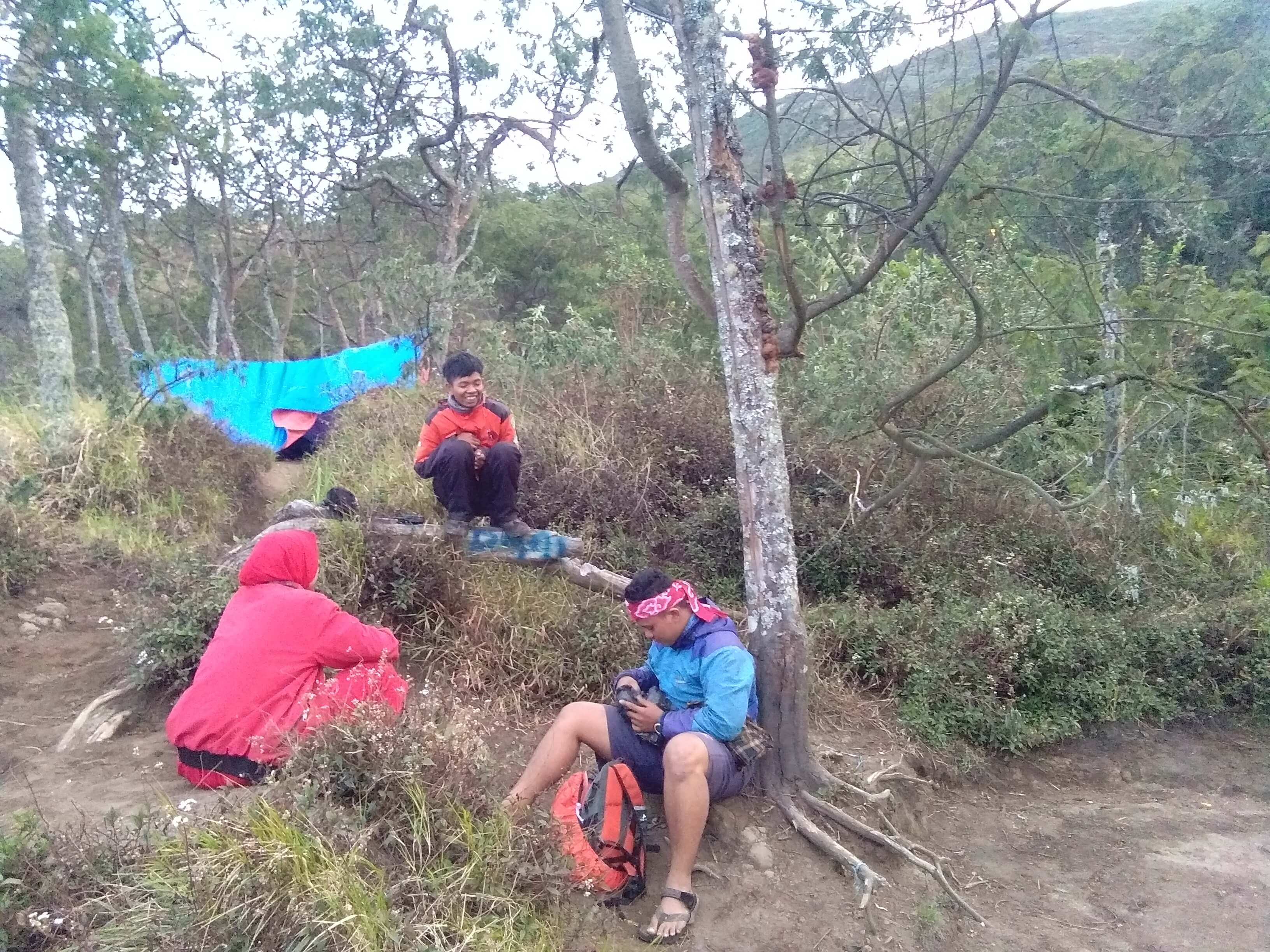 Indah (merah) Imin (Oren) Bagus (Biru) beristirahat di atas Pos 5 (Foto oleh : @afvendiant)