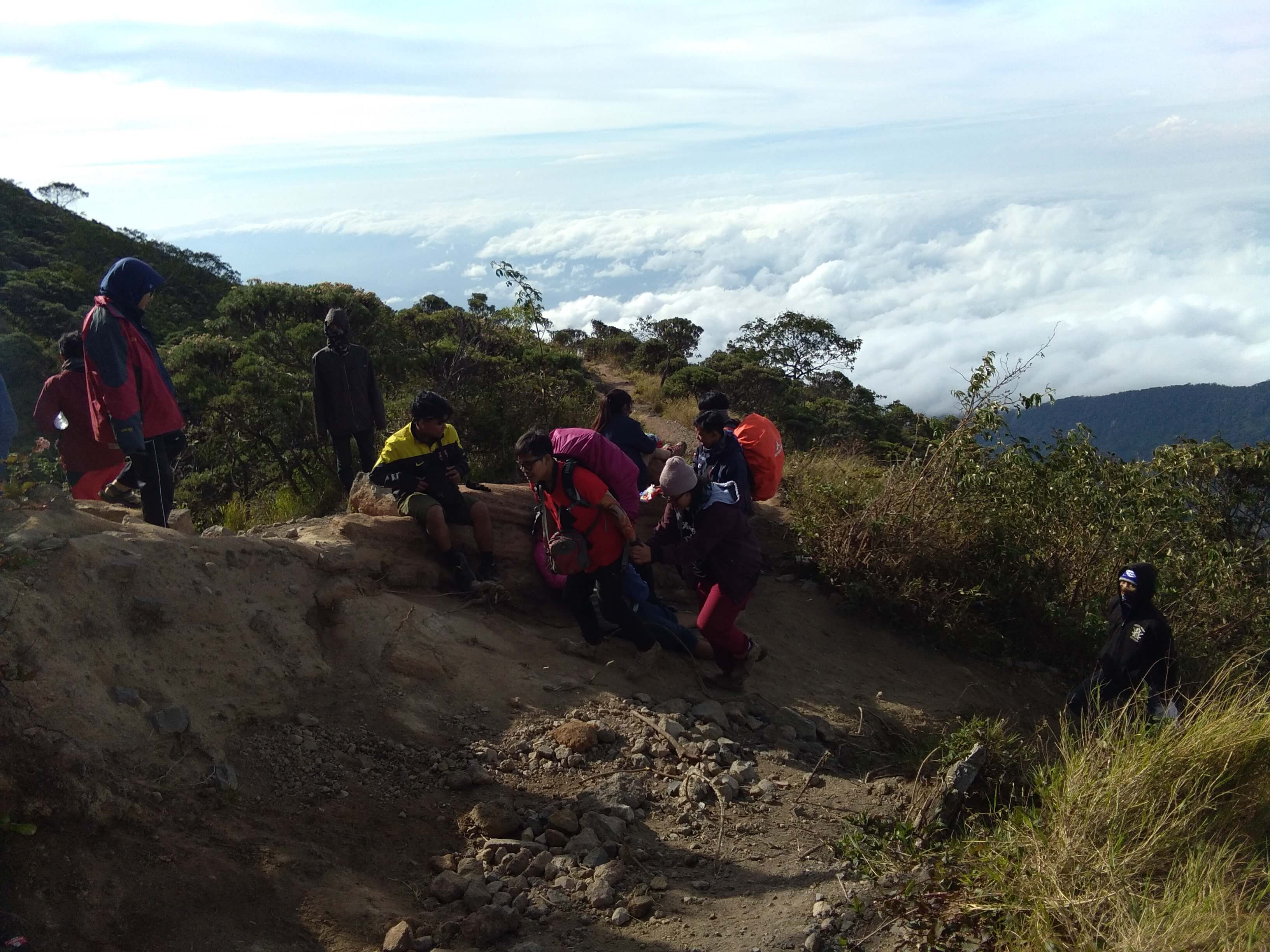 Ibu-ibu PKK saat sampai di Pos Goa Walet (Foto oleh : @afvendiant)