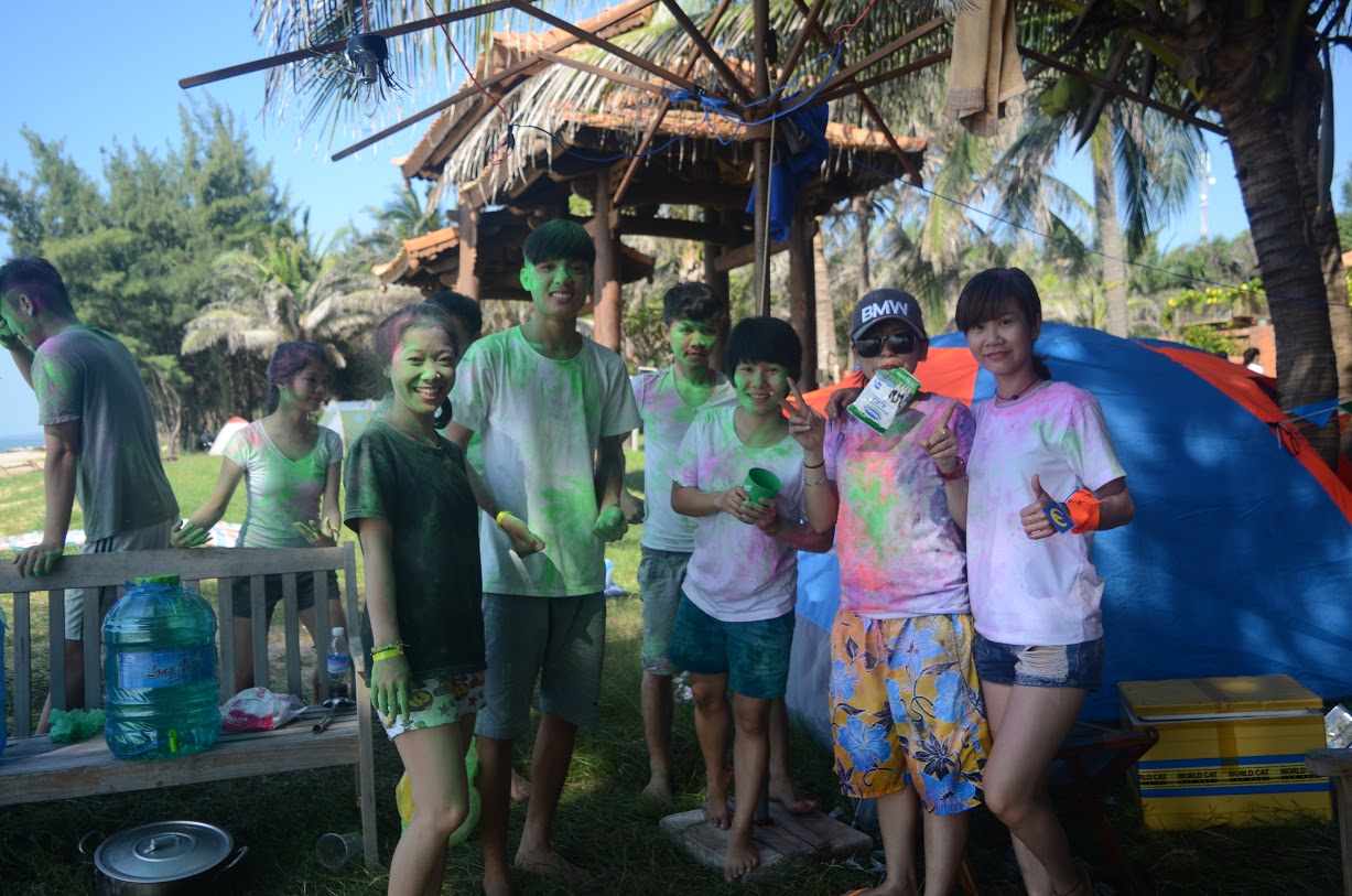 On the beach we can play exiting games. Such as road colors. (Photos were taken at Phan Thiet Beach) 