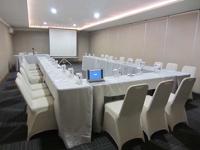 paket-meeting-di-favehotel-pgc-cililitan,-jampang-4-room-0
