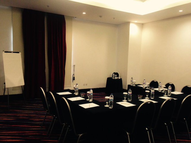 paket-meeting-di-favehotel-daeng-tompo-makassar,-clover-room-1