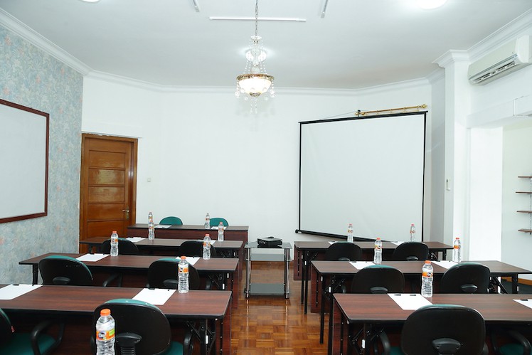 paket-meeting-di-arimbi-pejaten-suites,-meeting-room-arimbi---sri-ratu---shinta-0
