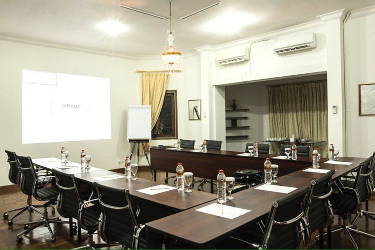 ruang-meeting-di-pasar-minggu-jakarta-selatan-arimbi-pejaten-suites-meeting-room-dr.-soeharto---shinta-0